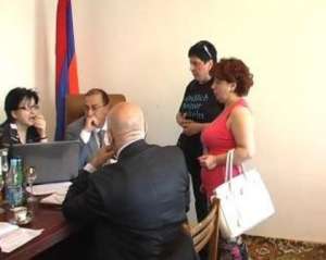 Հանձնաժողովի նիստից առաջ նախարարն ընդունեց քաղաքացիների