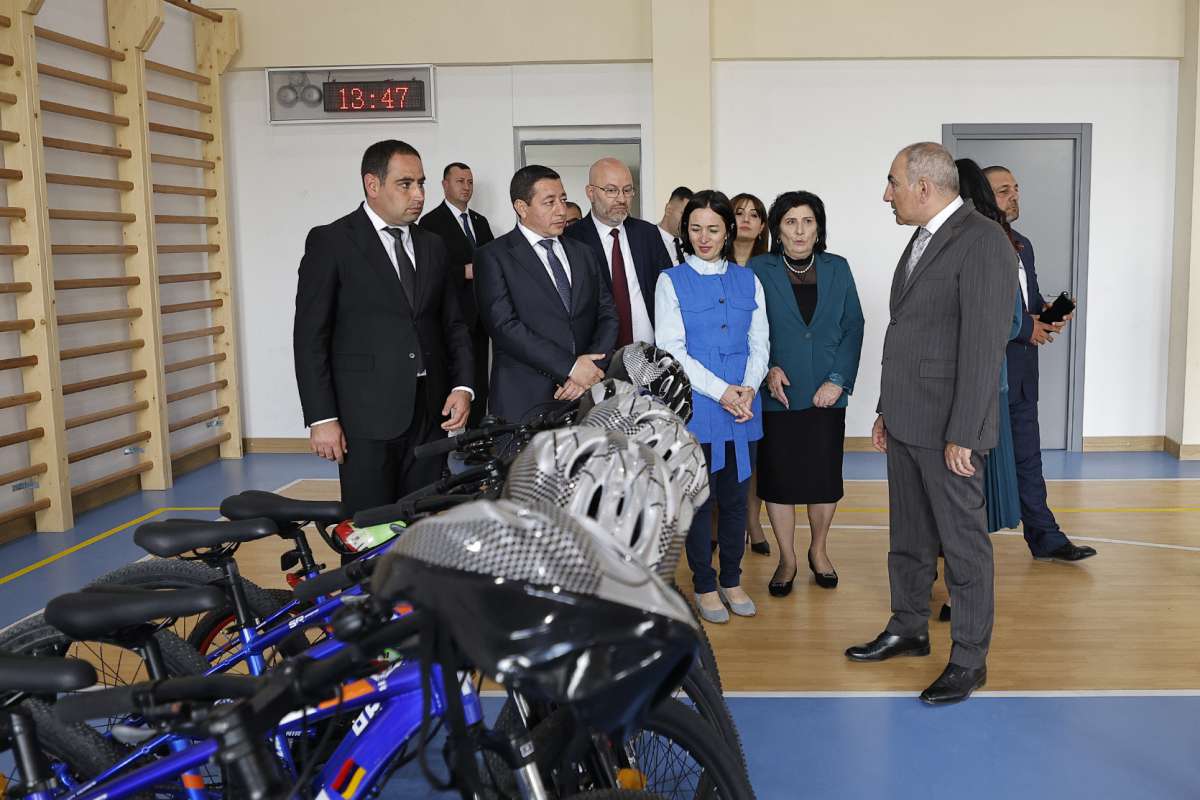Շիրակի մարզում վարչապետն այցելել է Քաղաքաշինության կոմիտեի համակարգմամբ կառուցված դպրոց
